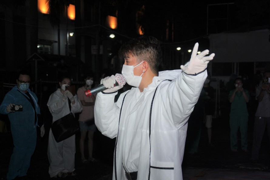Đàm Vĩnh Hưng mặc áo choàng trắng hát tại bệnh viện dã chiến, khu cách ly