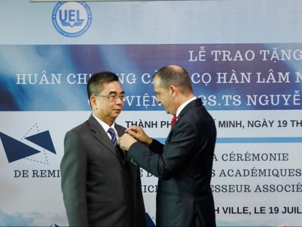 Pháp trao Huân chương Cành cọ Hàn lâm cho Viện sĩ Nguyễn Ngọc Điện 