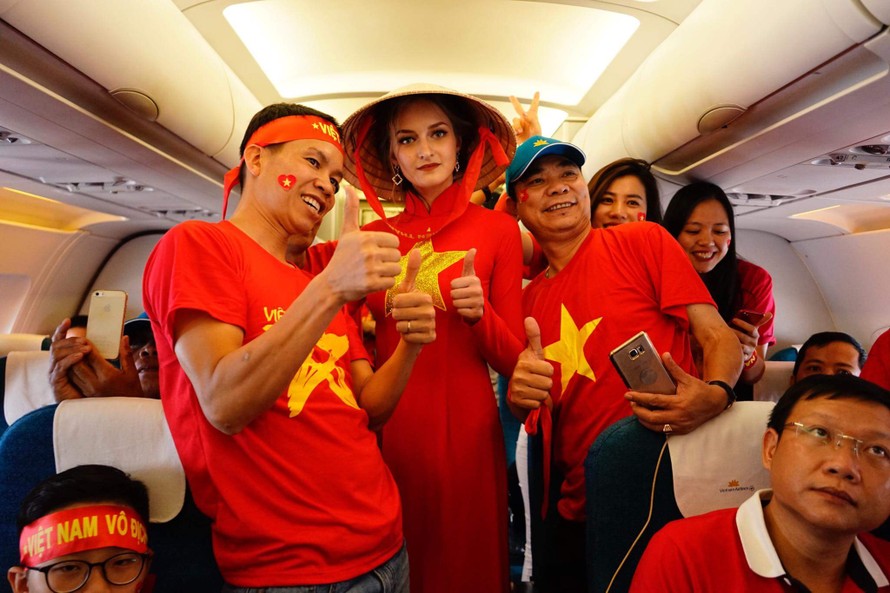 Cổ động viên Việt Nam rực đỏ sân bay Indonesia trước trận tranh HCĐ