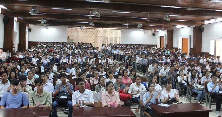 Sinh viên đại học Nông lâm TPHCM trong 1 buổi sinh hoạt toàn trường