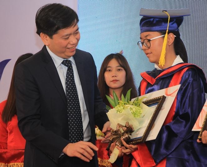 Bí thư Trung ương Đoàn Nguyễn Long Hải trao học bổng Nâng bước Thủ khoa 2016