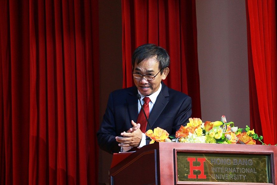NGND.PGS.TS Hồ Thanh Phong, tân Hiệu trưởng trường Đại học Quốc tế Hồng Bàng nói chuyện với sinh viên trong buổi khai giảng