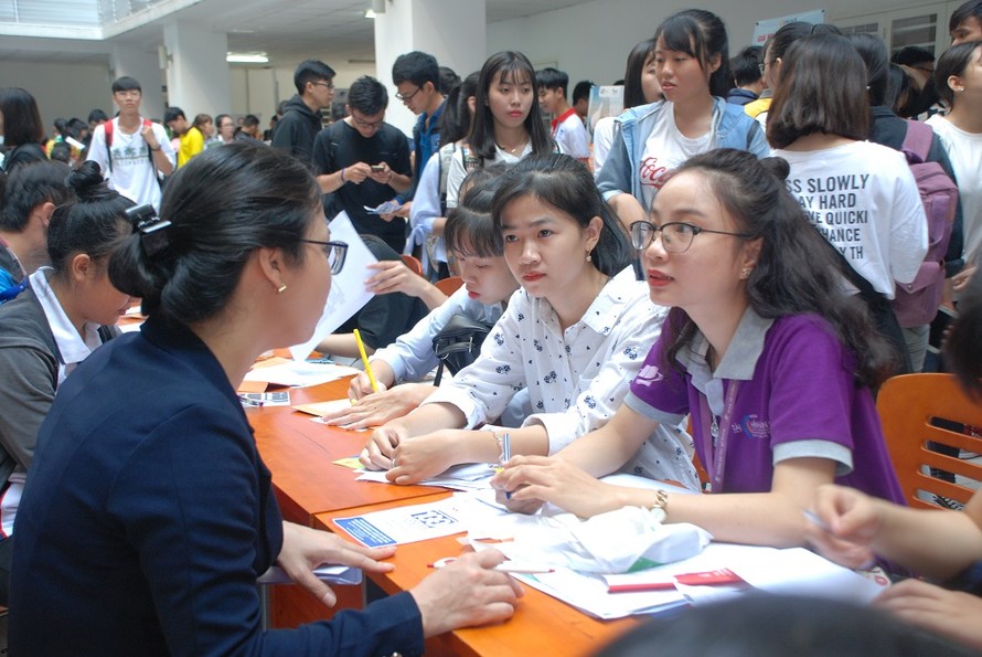 Sinh viên hào hứng tham gia phỏng vấn ngày hội việc làm bán thời gian