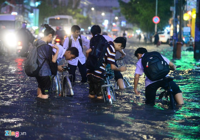 Trưa nay, học sinh TPHCM phải nghỉ học để tránh bão