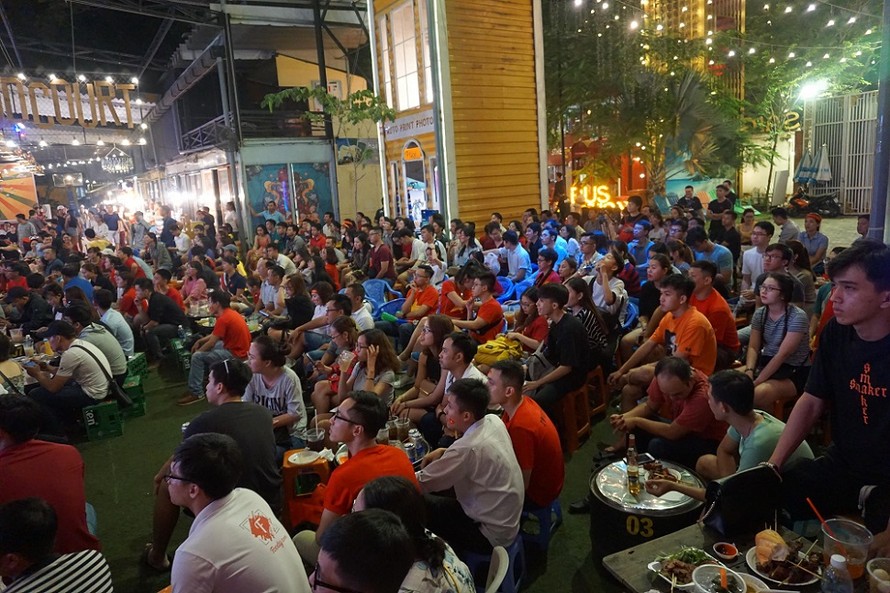 Những địa điểm xem trận chung kết AFF Cup đầy 'mê ly' ở Sài Gòn