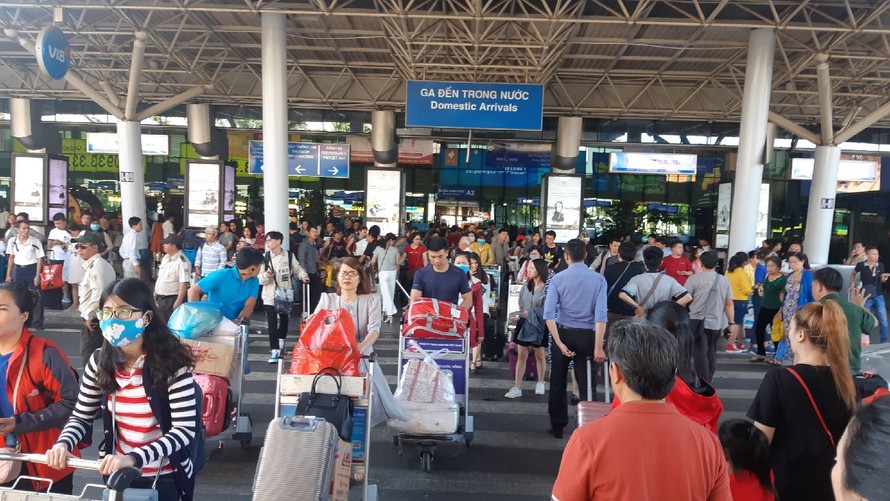 Người dân xếp hàng gần nửa giờ đồng hồ đón taxi ở sân bay Tân Sơn Nhất