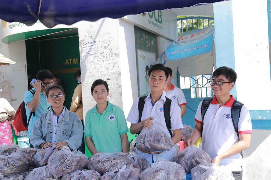 Sinh viên Sài Gòn giải cứu khoai lang giúp người dân Tây Nguyên