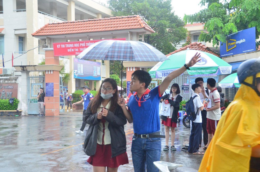 Các tình nguyện viên Tiếp sức mùa thi che dù,hỗ trợ thí sinh tránh mưa