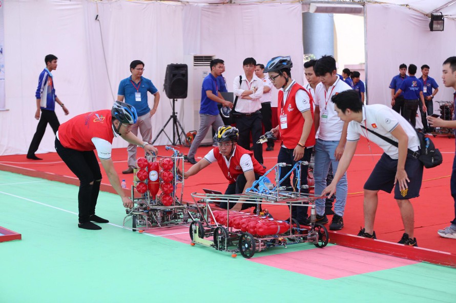 Đội Robocon Trường ĐH Lạc Hồng trong cuộc thi năm 2018