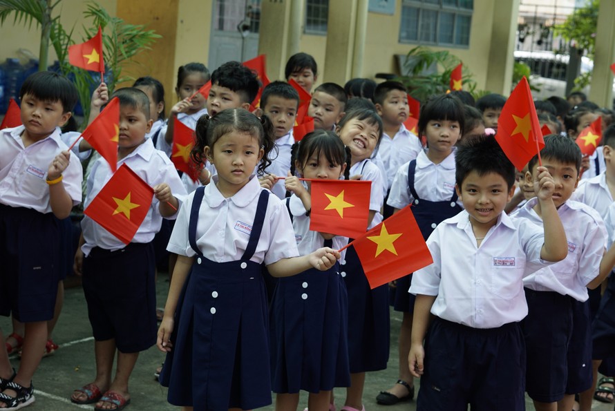 Các em học sinh trường tiểu học Lê Thị Hồng Gấm vui vẻ trong ngày khai giảng năm học mới