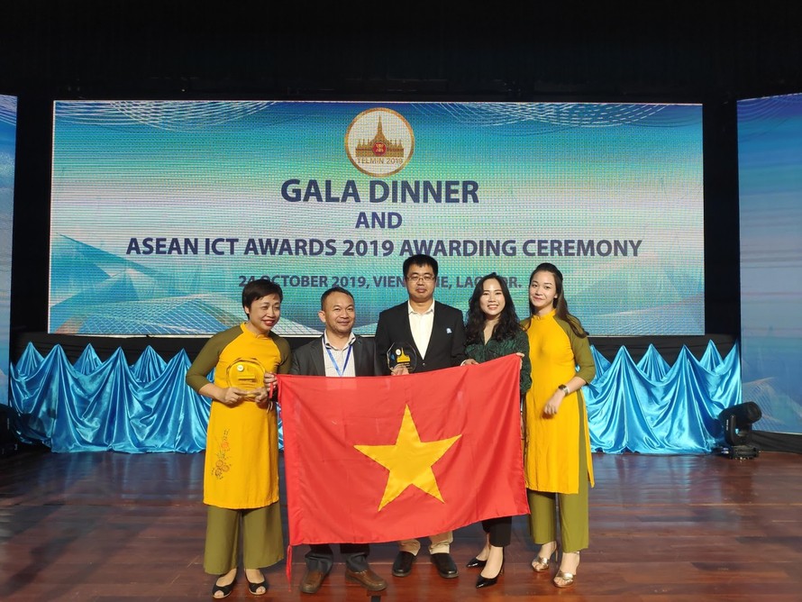 Các đại diện của Việt Nam đạt giải tại cuộc thi ASEAN ICT AWARDS 2019 