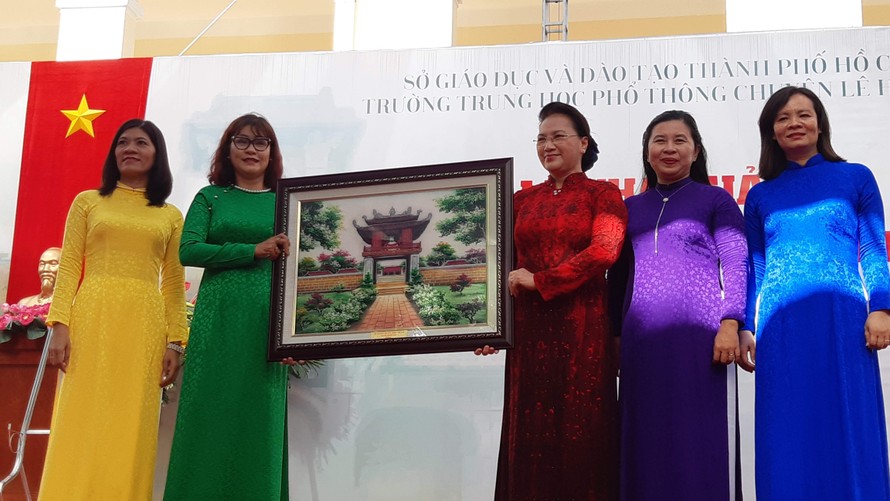 Chủ tịch Quốc hội Nguyễn Thị Kim Ngân tặng quà cho trường TPHCM Chuyên Lê Hồng Phong (từ trái qua là bà Bé Hiền, tân Hiệu trưởng và tiếp theo là bà Yến Trinh)