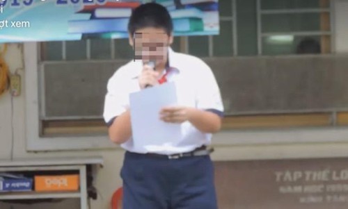 Hình ảnh nam sinh M.Q đọc bản kiểm điểm trước trường bị quay clip đưa lên mạng xã hội