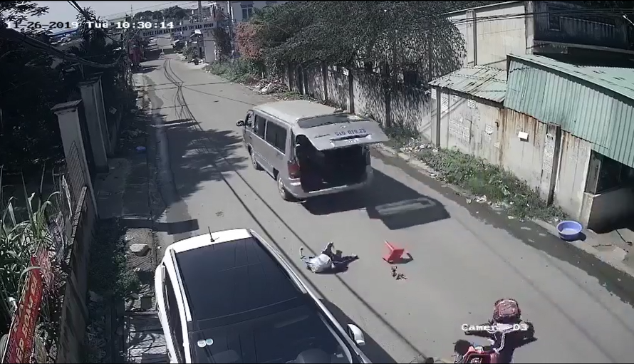 Hình ảnh 3 em học sinh bị văng ra khỏi chiếc xe (ảnh chụp lại từ clip)