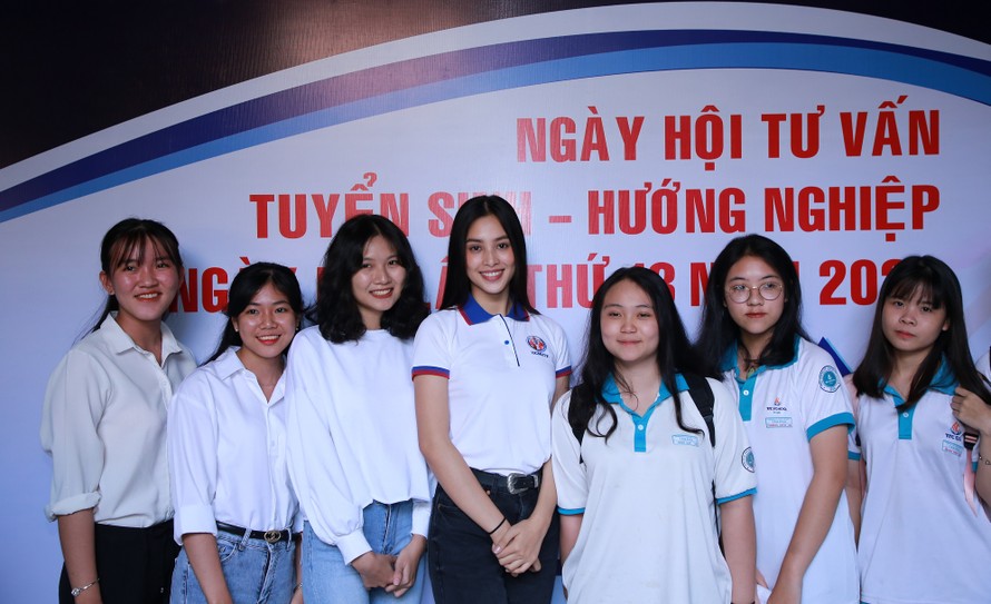 Hoa hậu Việt Nam Tiểu Vy hào hứng tham gia Ngày hội Mở, tư vấn ngành học cho các em học sinh lớp 12