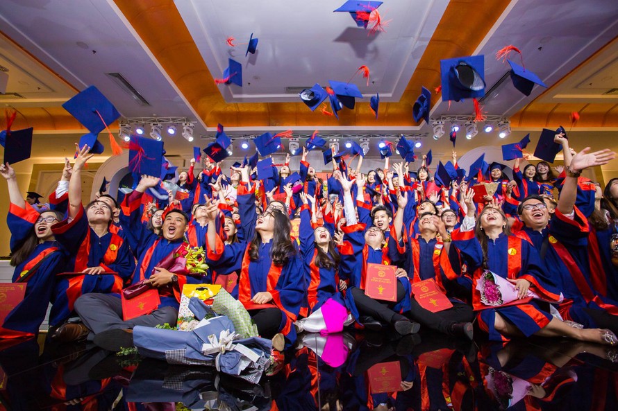 Sinh viên trường ĐH Lạc Hồng vui mừng nhận bằng tốt nghiệp (ảnh LHU)
