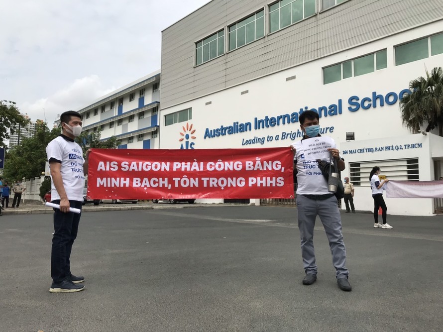 Trường quốc tế Úc (AIS Saigon) bị phụ huynh kéo đến trường phản đối học phí ngày 6/5