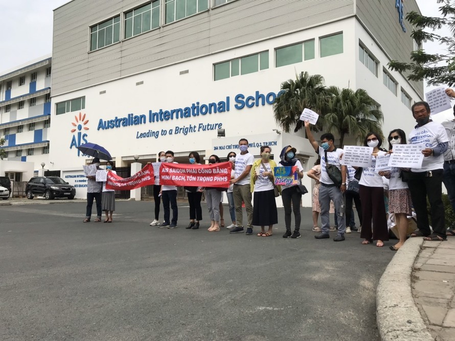 Phụ huynh trường AIS Saigon đứng trước trường phản đối học phí