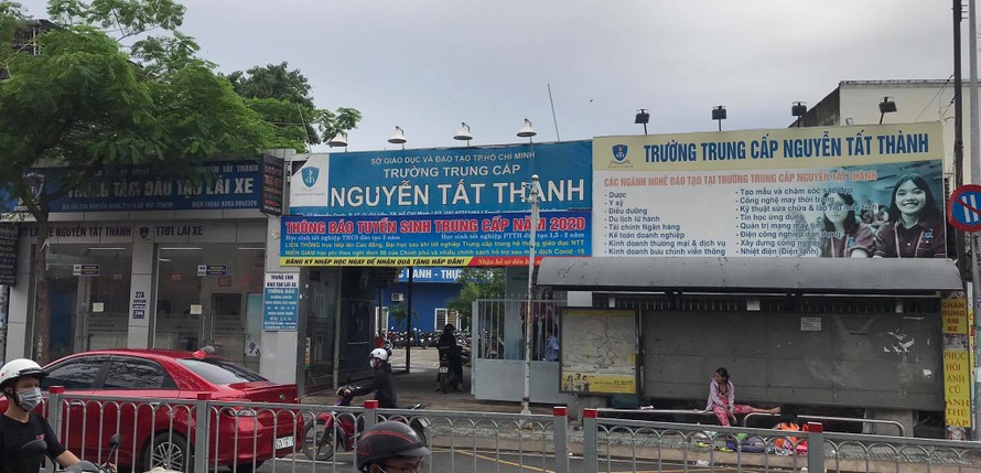 Trường Trung cấp Nguyễn Tất Thành, quận Gò Vấp, TPHCM bị phụ huynh phản ứng vì thu học phí trước khi năm học cũ kết thúc
