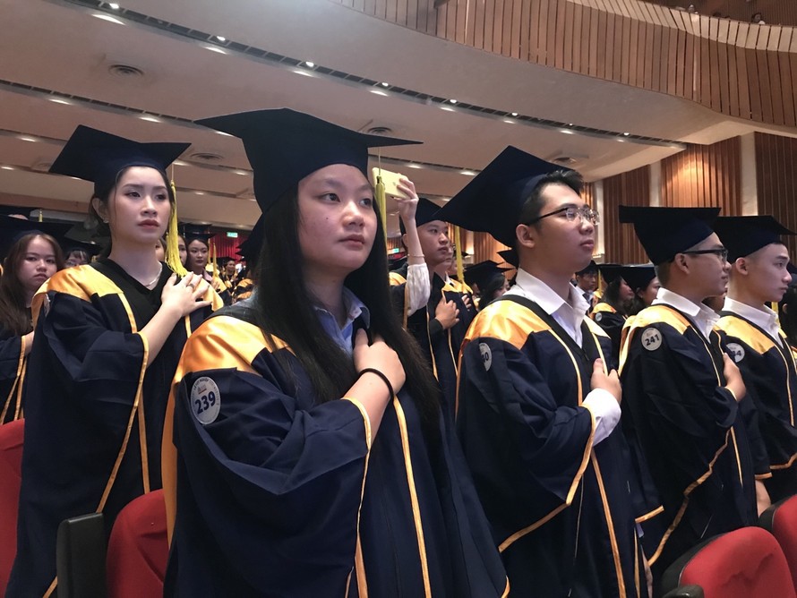 Sinh viên tuyên thệ trước khi nhận bằng tốt nghiệp