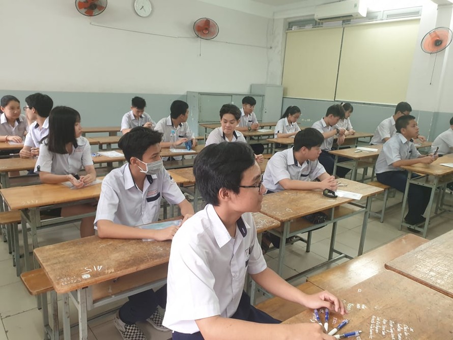 Thí sinh dự thi lớp 10 tại điểm thi trường THCS Trần Văn Ơn, quận 1, TPHCM