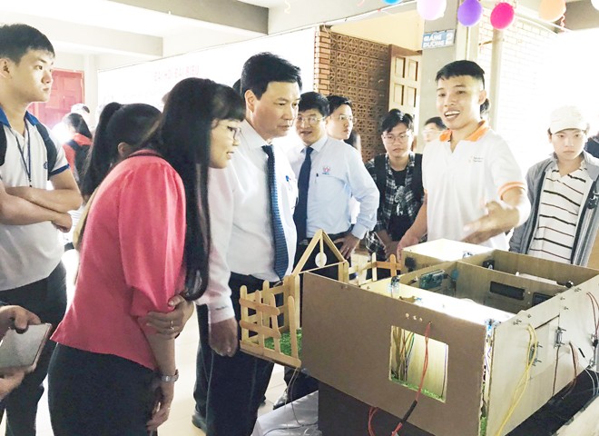 Thứ trưởng Bộ GD&ĐT Nguyễn Hữu Độ (áo trắng ở giữa) tham quan các sản phẩm sáng chế của sinh viên