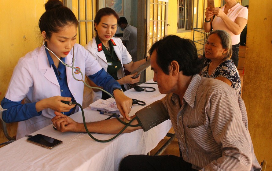 Các y bác sĩ Bệnh viên 175 khám bệnh cho người dân xã Lộc Hiệp, huyện Lộc Ninh, tỉnh Bình Phước