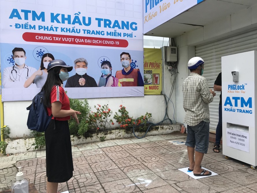 Người dân đến nhận khẩu trang miễn phí tại "ATM khẩu trang" đặt tại số 204 đường Vườn Lài, quận Tân Phú, TPHCM