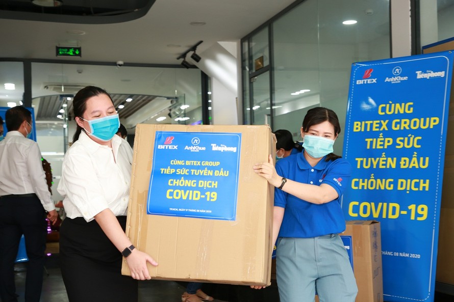 Cán bộ, nhân viên Tập đoàn BITEX vận chuyển hàng chuyển đi Đà Nẵng- Quảng Nam