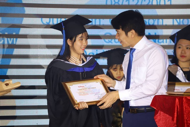 Anh Nguyễn Ngọc Lương, Bí thư Trung ương Đoàn trao tặng học bổng cho sinh viên