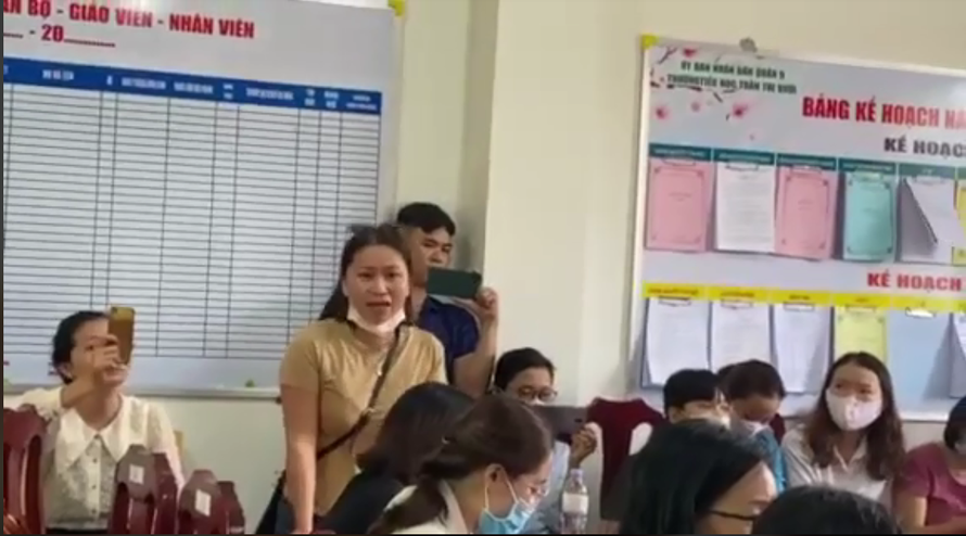 Phụ huynh Trường Tiểu học Trần Thị Bưởi, quận 9, TPHCM chất vấn trường về suất ăn bán trú “nghèo nàn”. 