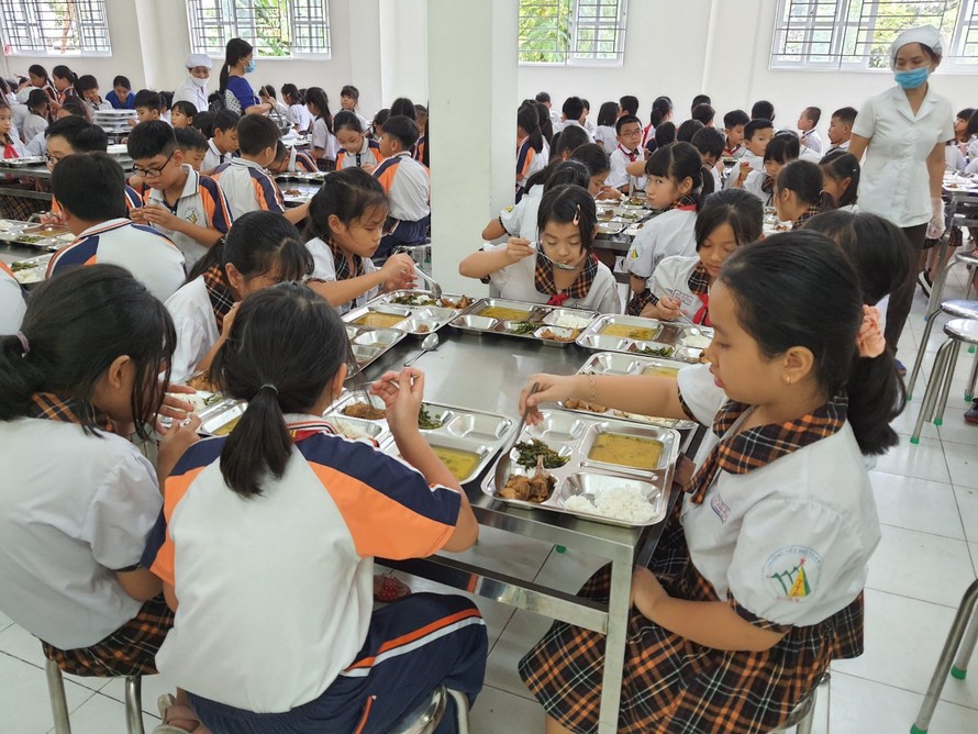 Học sinh TPHCM trong một bữa ăn ở trường