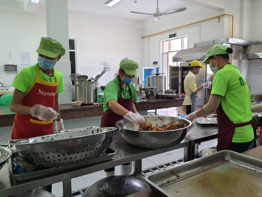 Bếp ăn bán trú ở Trường Tiểu học Trần Thị Bưởi trưa ngày 3/11.