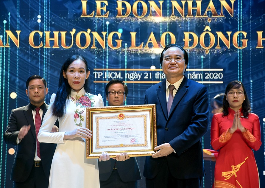Thừa ủy quyền của Chủ tịch nước, Bộ trưởng Bộ GD&ĐT Phùng Xuân Nhạ đã trao tặng Huân chương Lao động Hạng Ba cho tập thể sư phạm Trường ĐH Văn Lang 