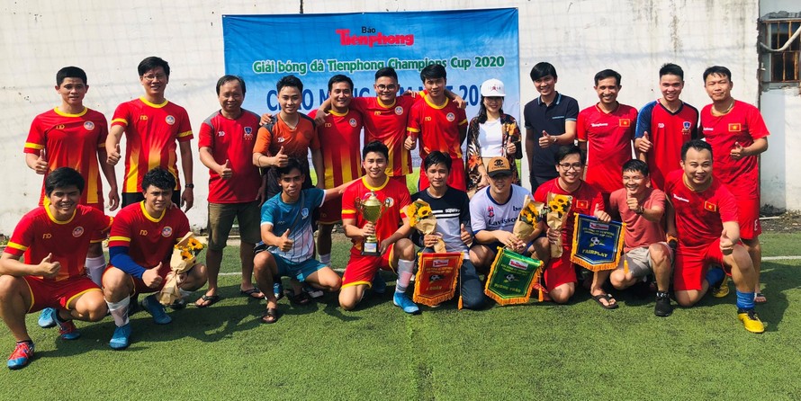 Đội bóng Trường THPT Thành Nhân vô địch giải Tiền Phong Champion Cup 2020