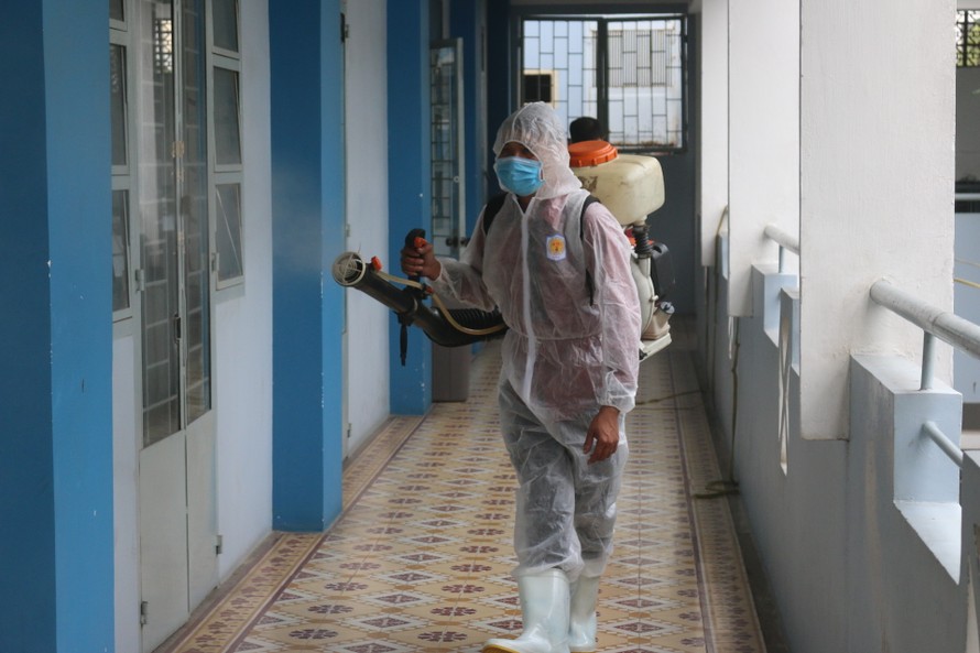 Khử khuẩn tại Trường THPT Nguyễn Du, quận 10, TPHCM chiều ngày 29/1. 