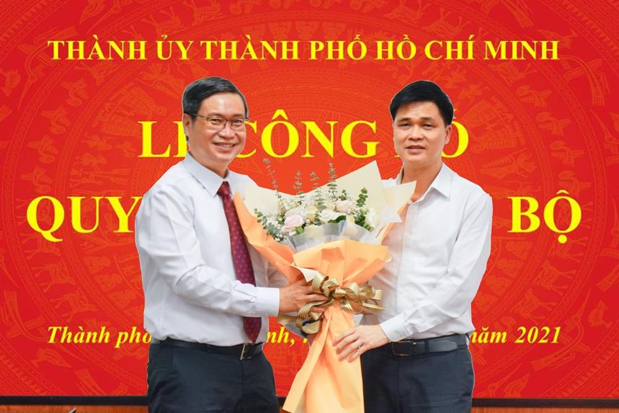 Ông Ngọ Duy Hiểu, Phó Chủ tịch Tổng LĐLĐ VN tặng hoa chúc mừng PGS. TS. Vương Đức Hoàng Quân tại lễ công bố quyết định cán bộ.