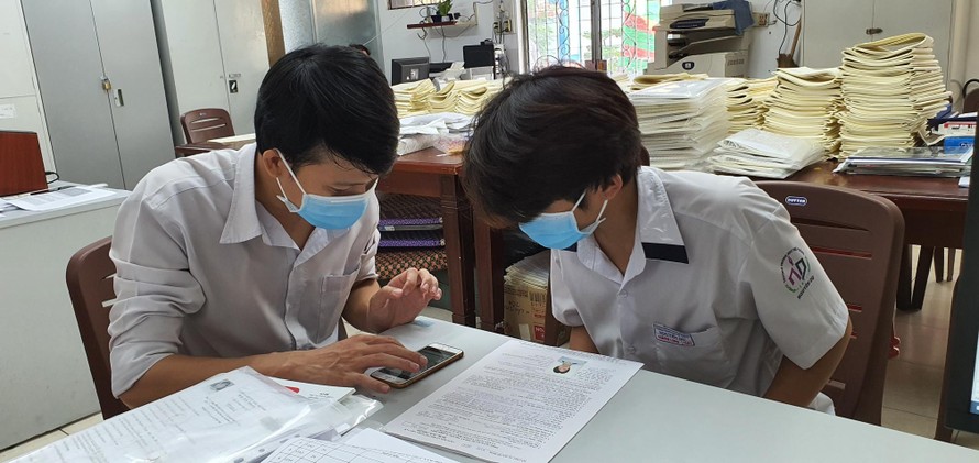 Học sinh Sài Gòn gấp rút thi học kỳ trong 3 ngày gần chục môn để chạy dịch COVID-19
