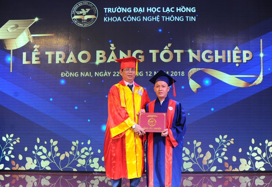 TS Lâm Thành Hiển trao bằng tốt nghiệp cho sinh viên