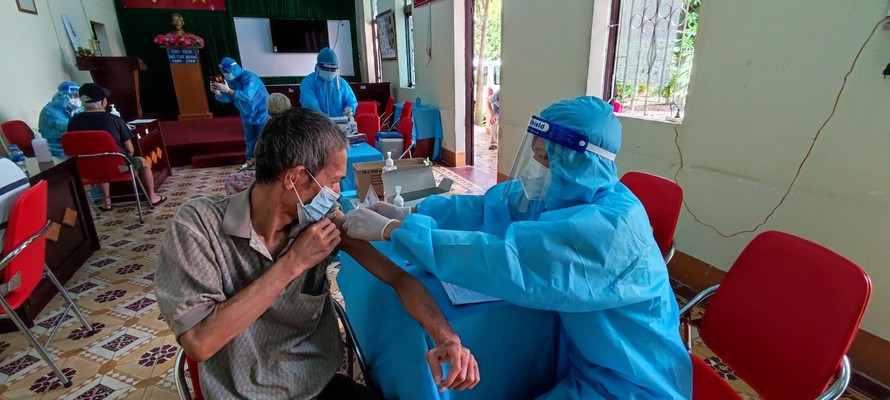 TPHCM tiêm vắc xin cho người tại các trung tâm bảo trợ xã hội