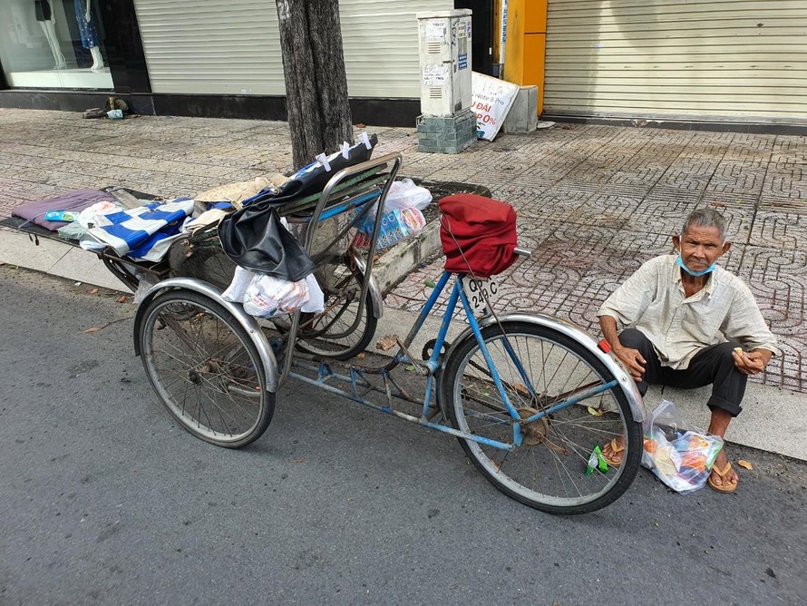 Một người vô gia cư ngồi ở đường Hai Bà Trưng, quận 1 sáng ngày 25/8