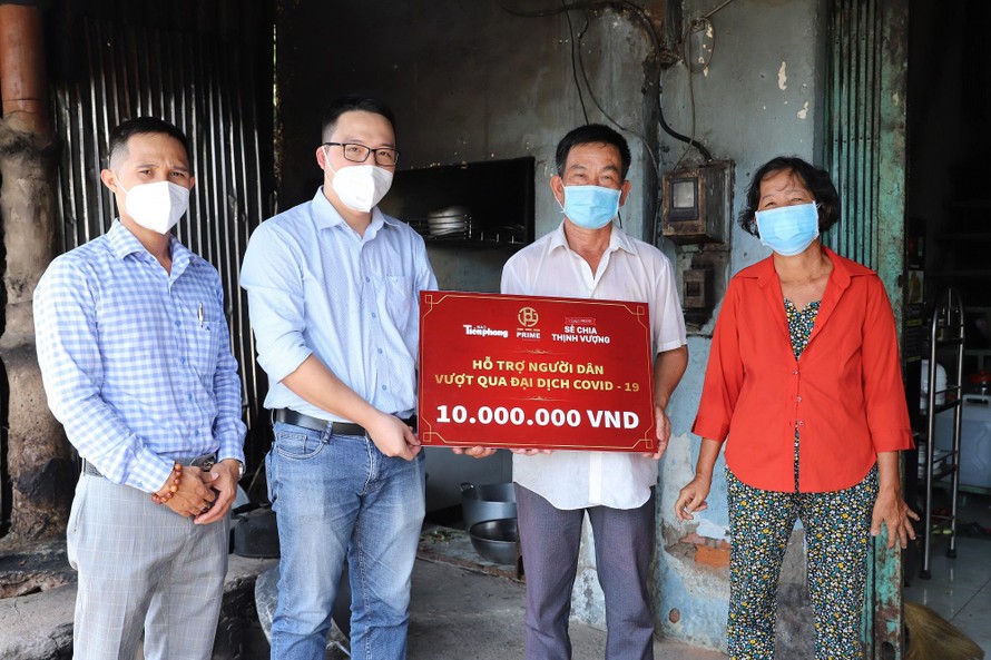 Báo Tiền Phong cùng Prime Group trao 10 triệu đồng hỗ trợ một hộ dân vượt qua đại dịch COVID-19