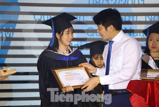 Bí thư TƯ Đoàn TNCS HCM Nguyễn Ngọc Lương trao giấy khen cho sinh viên nhận học bổng của chương trình "Nâng bước thủ khoa"