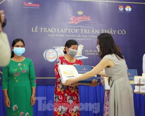 Hành trình trao tặng laptop tri ân giáo viên vùng cao do báo Tiền Phong cùng Danisa tổ chức