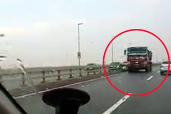 Tước GPLX tài xế xe tải đi ngược chiều trên cầu Nhật Tân