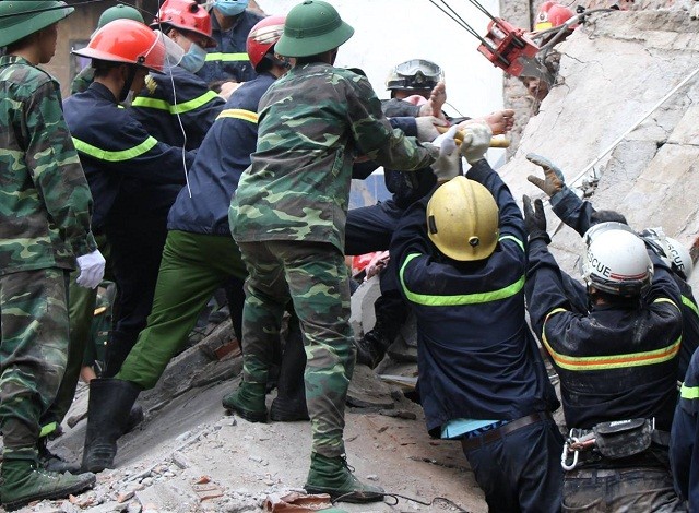 11h ngày 4/8, lực lượng cứu hộ đưa toàn bộ 8 người gặp nạn vụ sập nhà ra khỏi đống đổ nát.