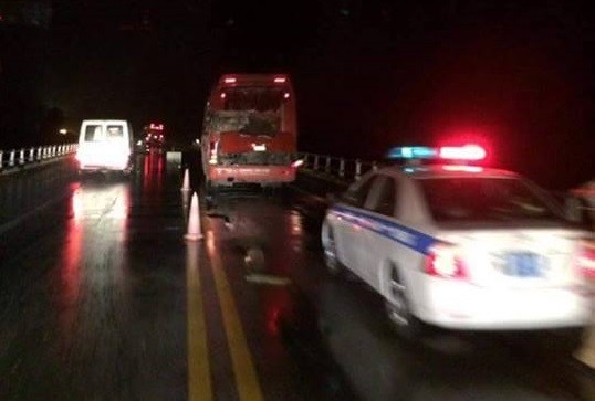 Hiện trường vụ tai nạn xảy ra trên cao tốc Nội Bài - Lào Cai đêm 18/8 khiến 2 người tử vong. Ảnh: Nam Nam.