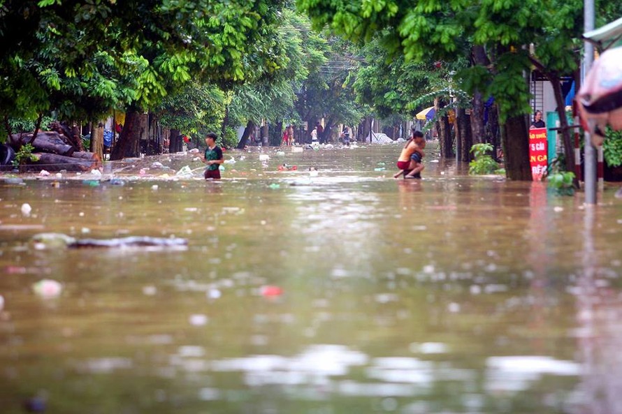 Nhiều tuyến phố ở Yên Bái ngập sâu trong biển nước sau bão số 3. 