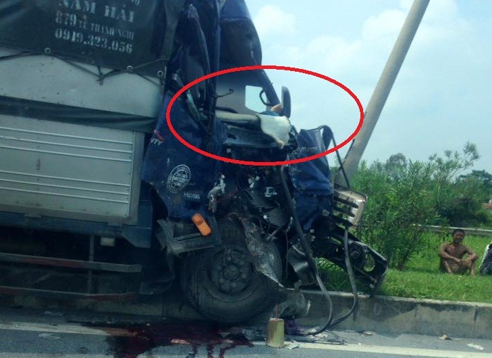 Xe tải va chạm nhau trên cao tốc Hà Nội - Thái Nguyên, 1 người chết