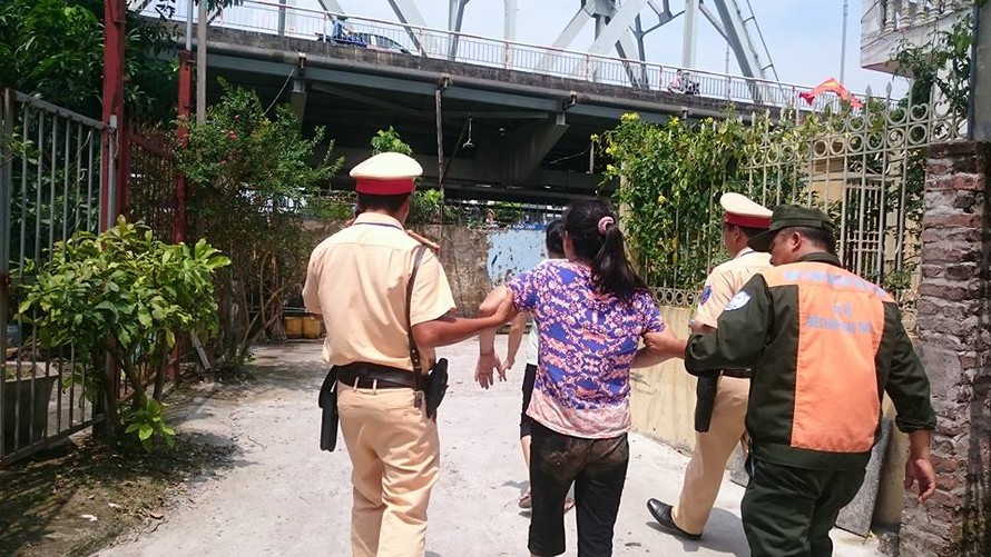 Chị Nguyễn Thị K. được cảnh sát giải cứu sau khi nhảy cầu Chương Dương tự tử trưa 18/9. 